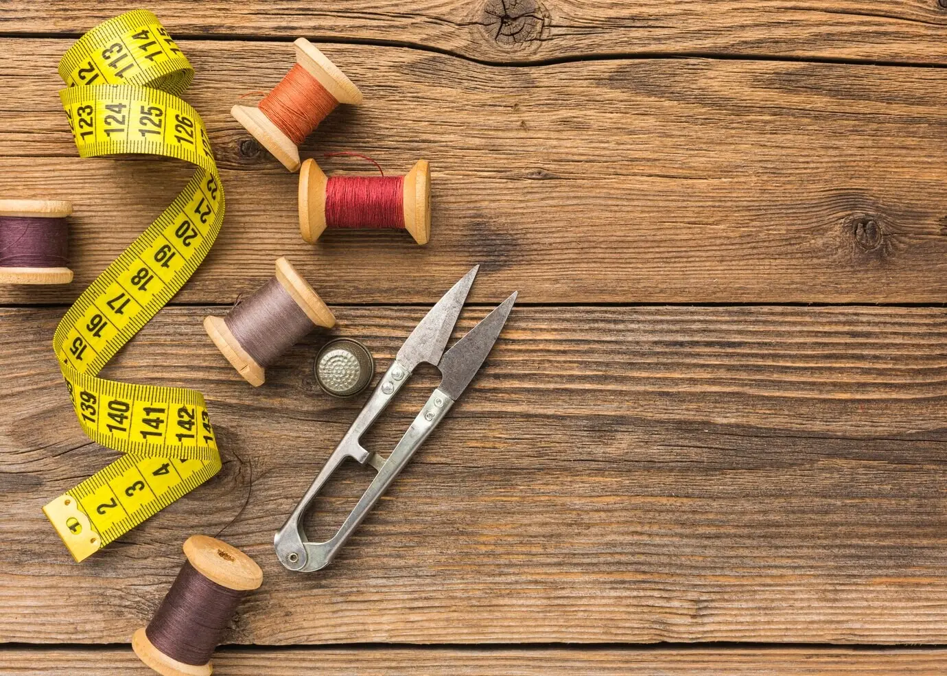 Draufsicht auf ein Maßband mit Faden