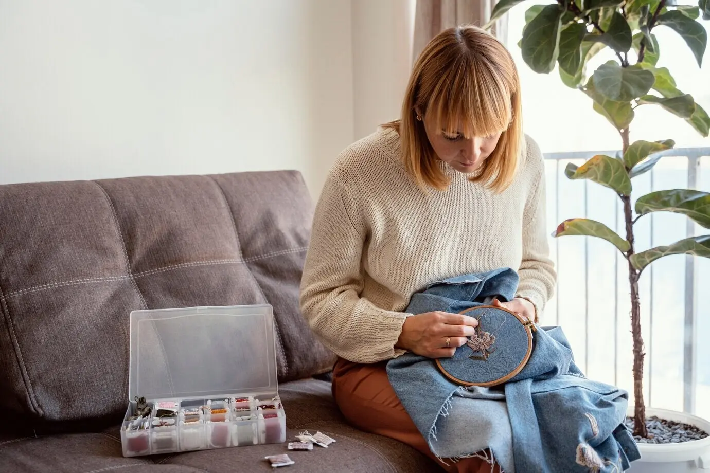 Frau beim Nähen in einer Schneiderwerkstatt