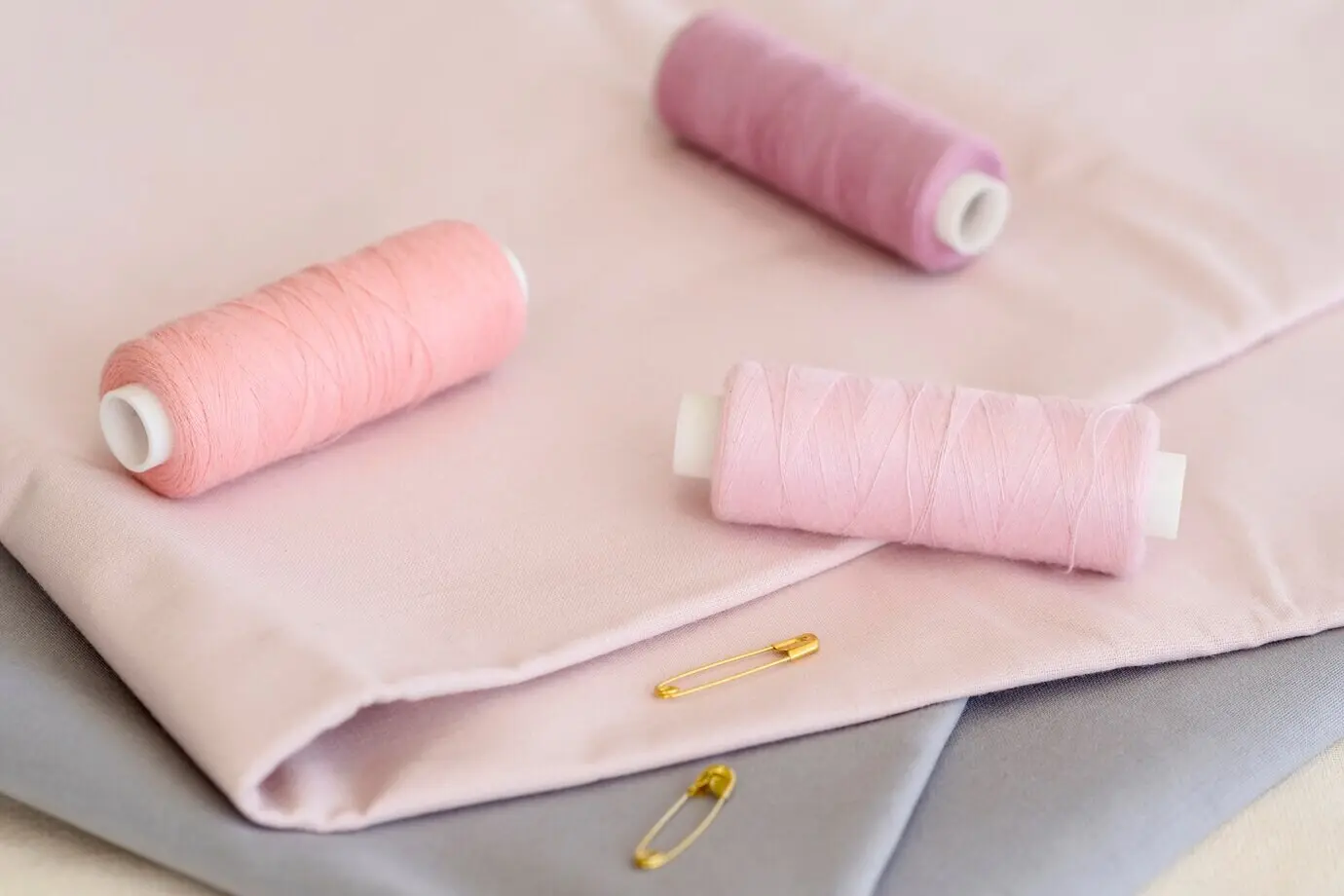 Aufnahme aus erhöhter Perspektive von pinkfarbenen Garnrollen