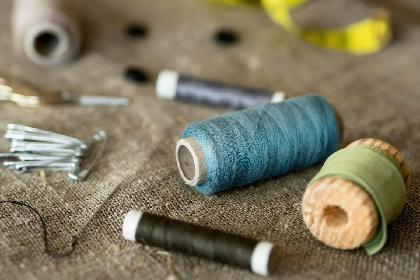 Aufnahme aus hohem Winkel von Garnrollen und Nadeln